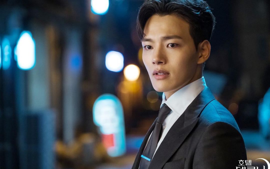 因为二十年前的一份神秘契约,具灿星成为德鲁纳酒店的经理人,帮助张