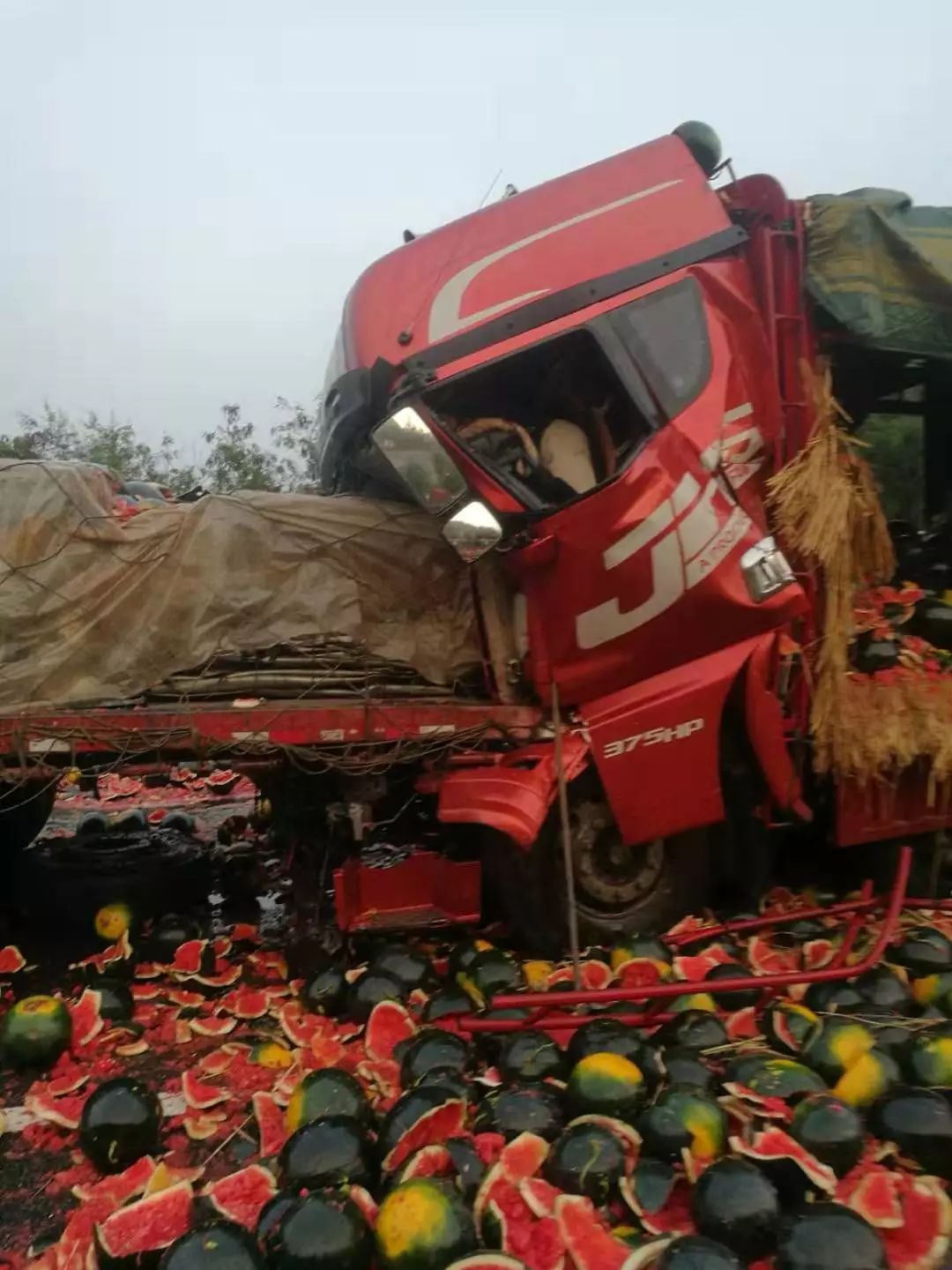 韶关乐广高速路上两大货车发生追尾事故1人被困生命垂危幸亏