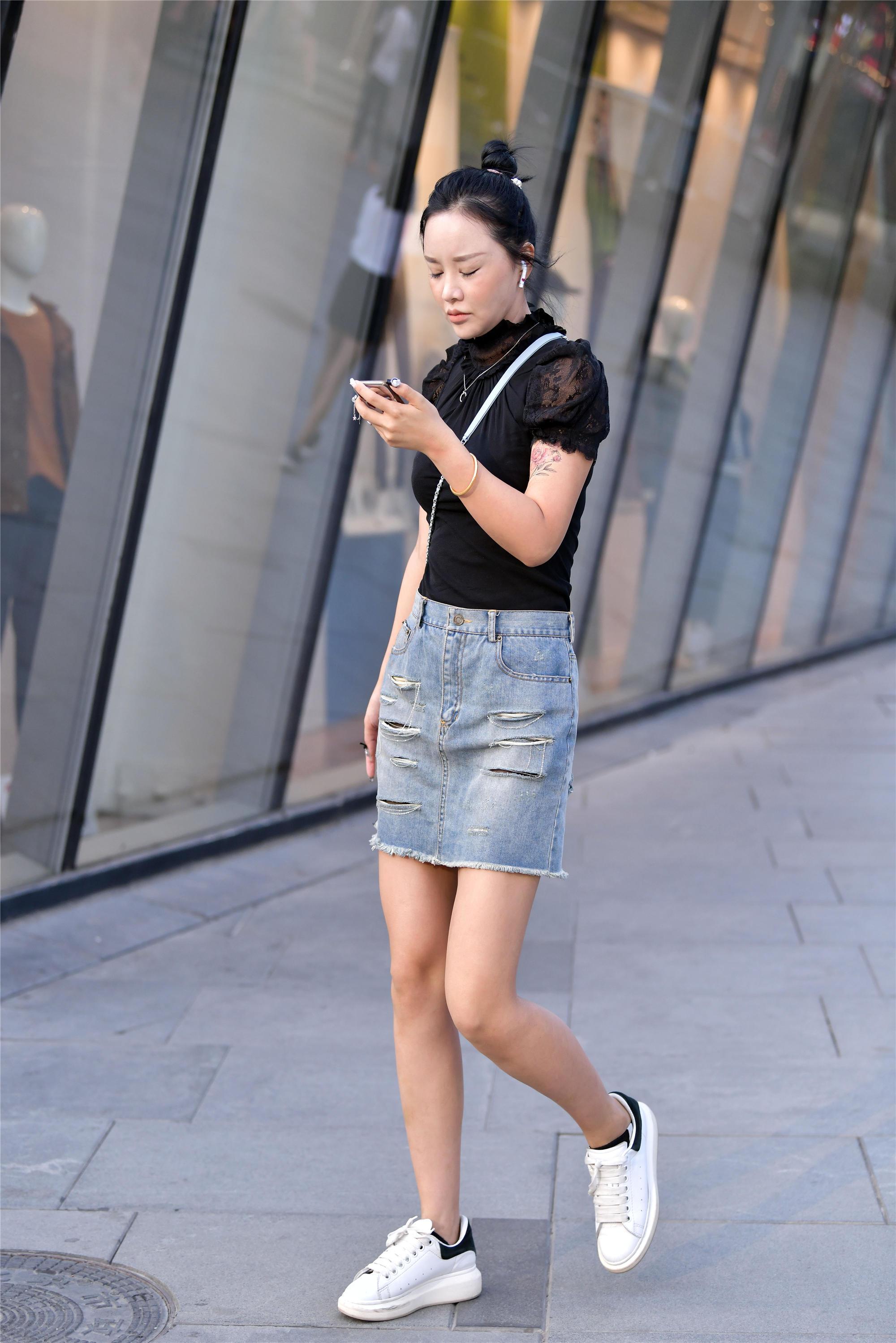 夏天的短裙搭配出来的不一样风格不同鞋子也有着不同的味道