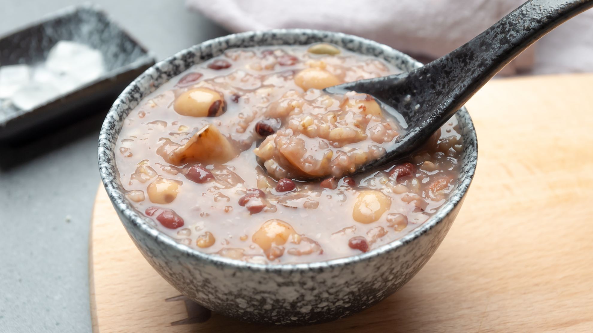 8,藿香粥材料:藿香15克,(鲜的翻倍),粳米50克做法:藿香加水180mli