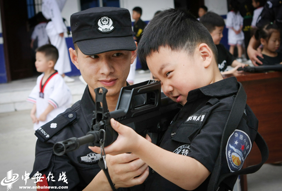 【组图】亳州:萌娃暑期进警营 摸真枪体验特警生活