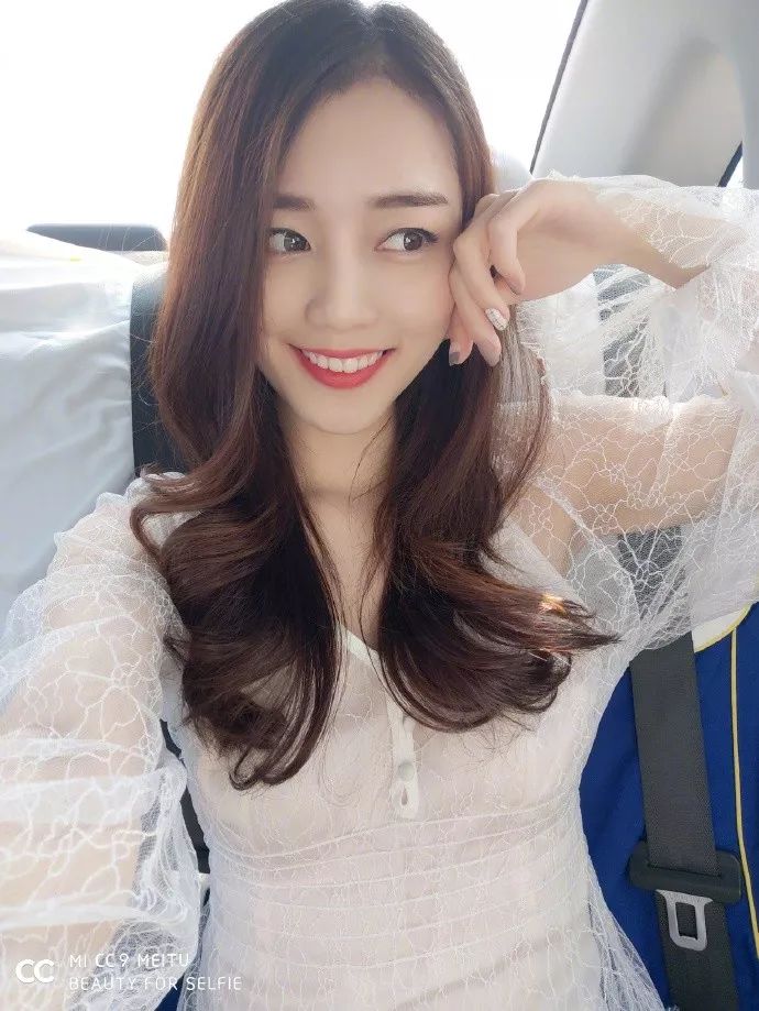 一起惊艳你的周末时光吧女神同事雅文的小米cc9 美图定制版直出自拍不