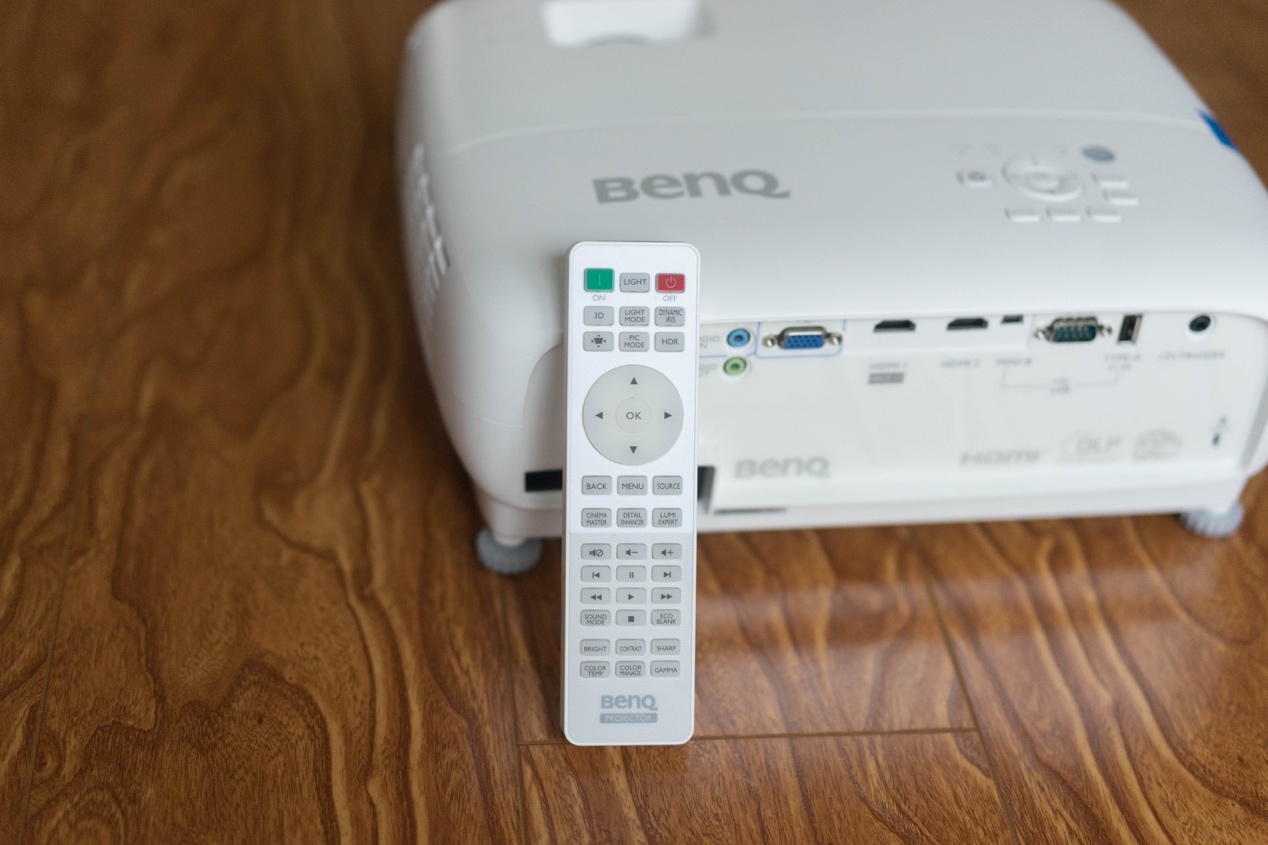 躺在家里体验4khdr投影明基tk800m初体验