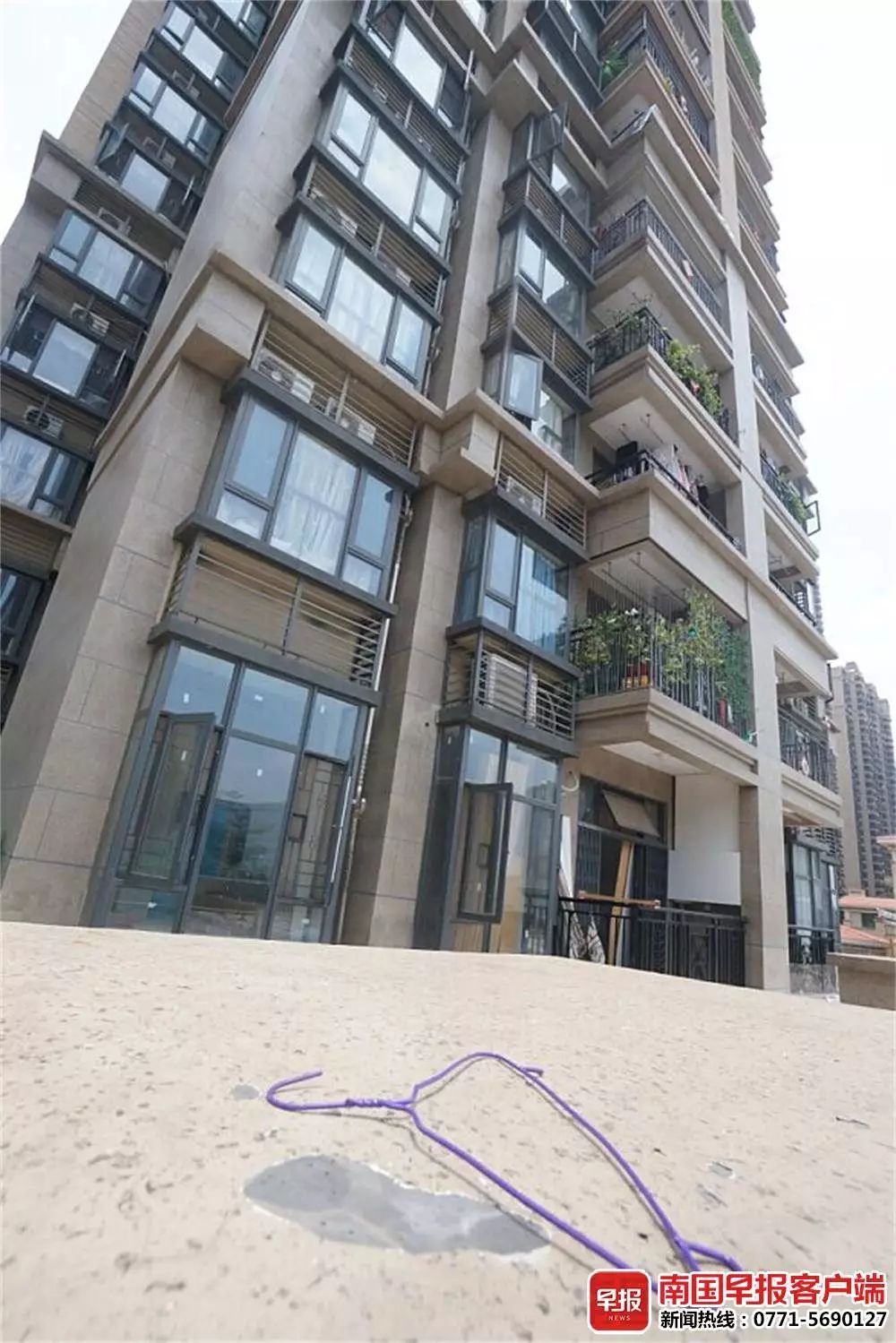 吓人南宁一小区频有高空坠物小车被水泥块砸凹