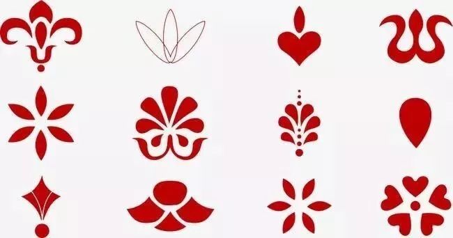 仔细看去,女性群演们额头上的花钿都不尽相同,各有特色.