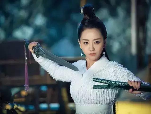 女星穿白衣古装舞剑,刘亦菲李若彤赵丽颖杨紫热巴,谁最好看
