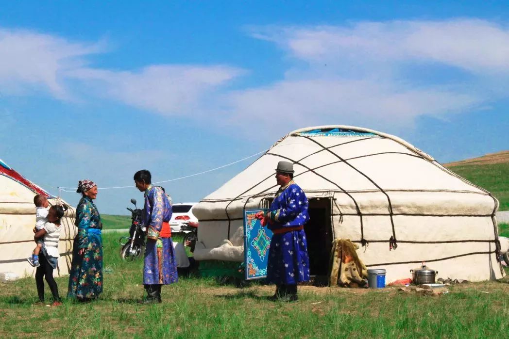 你一定要住在蒙古包里将行李放进蒙古包在草原上四处游走散步也可以和