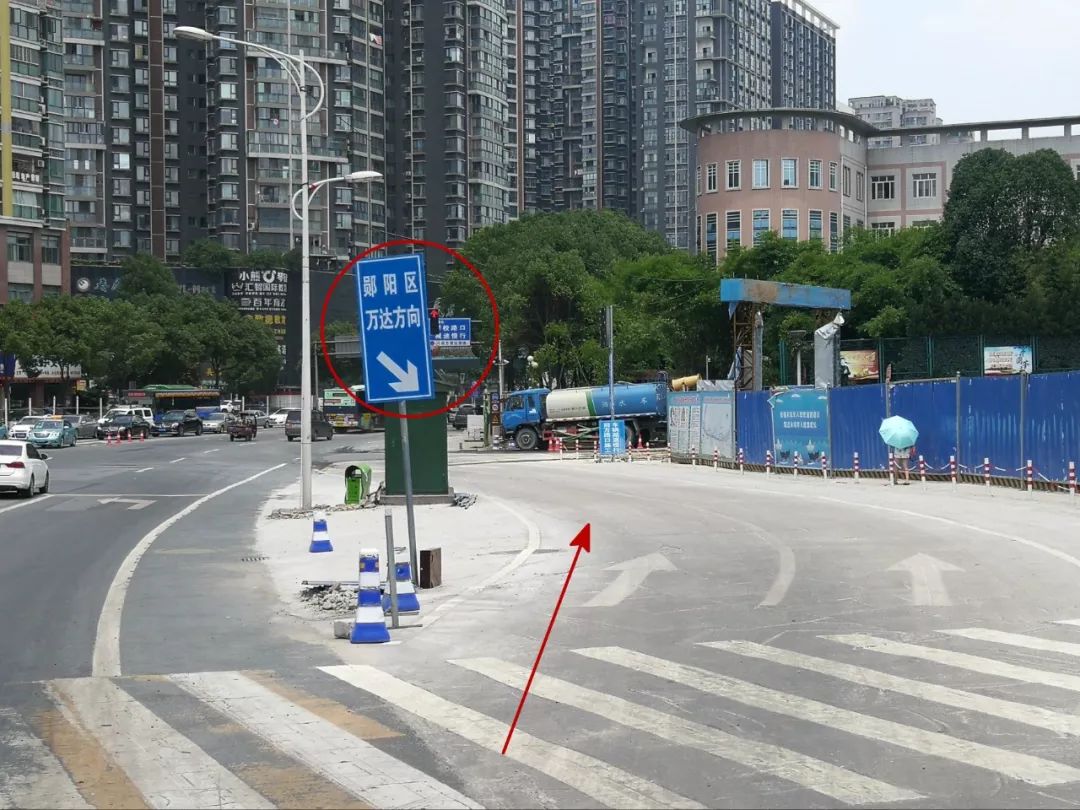 通行提醒:從北京路體育中心左轉至江蘇路的車輛,請根據信號燈(圖6紅圈