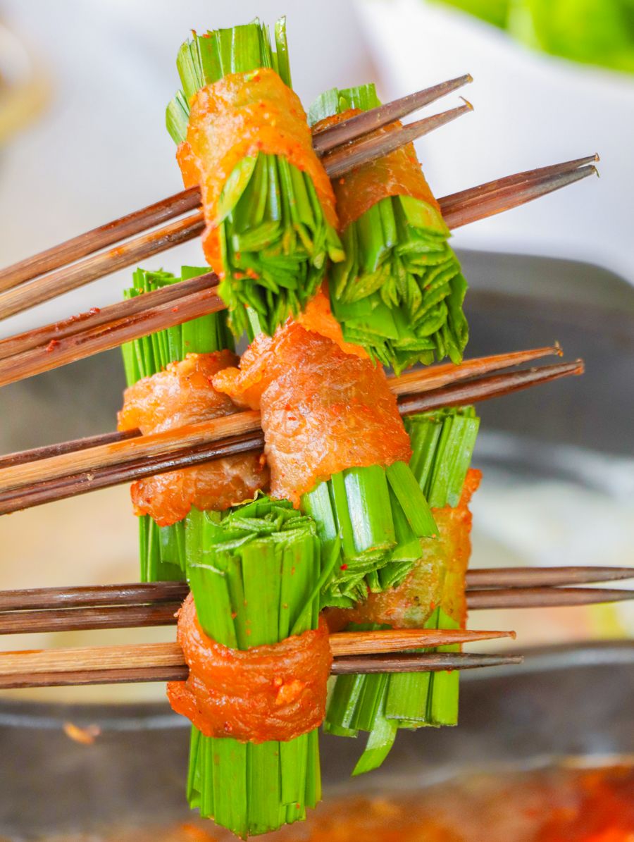 人均不到30元被夸了2年的串串霸主排队挤爆半条街