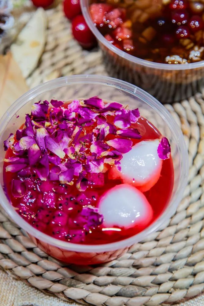 玫瑰冰粉▲百香果冰粉冰冰凉凉的冰粉像极了你与班花朦胧的感情