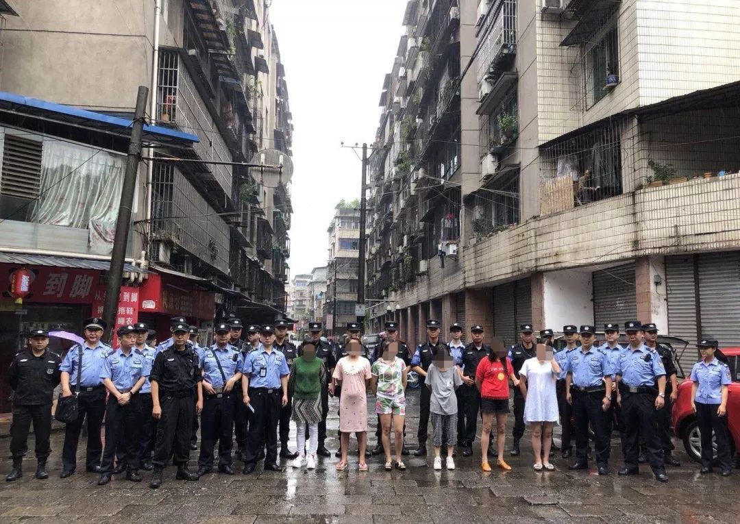 雅安六人在西门车站等地周边进行卖淫活动被民警一举抓获
