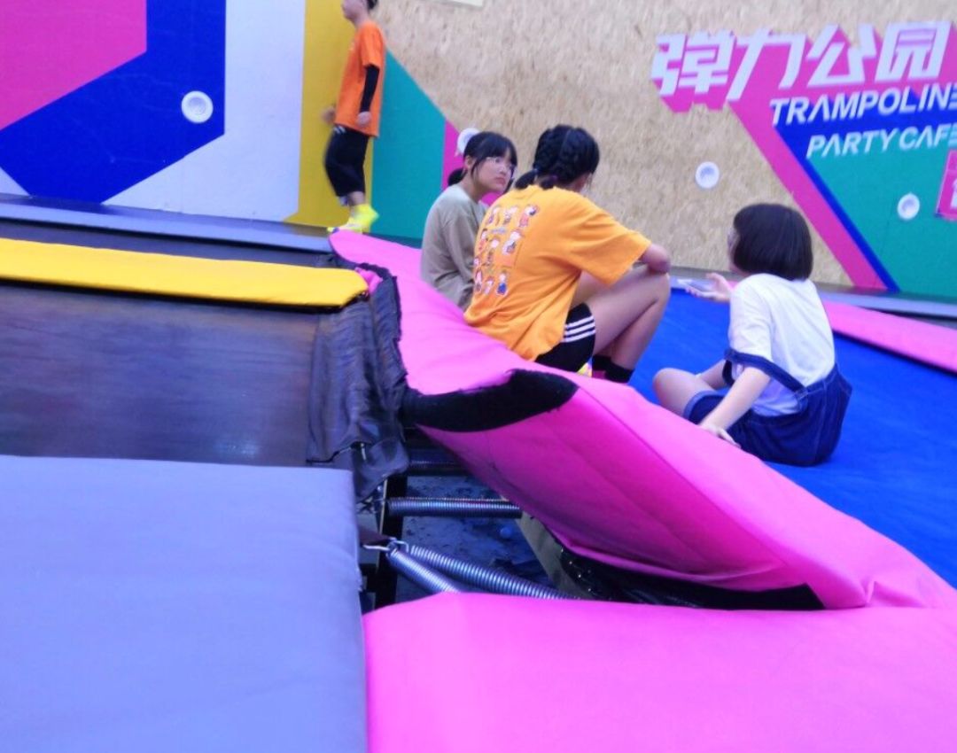 东莞人当心网红蹦床又出事了10岁女孩摔断腿
