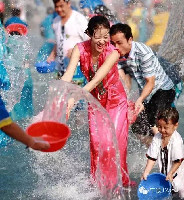 你的武器无论是攻击力十足的水瓢,脸盆,还是射程高远的水枪.