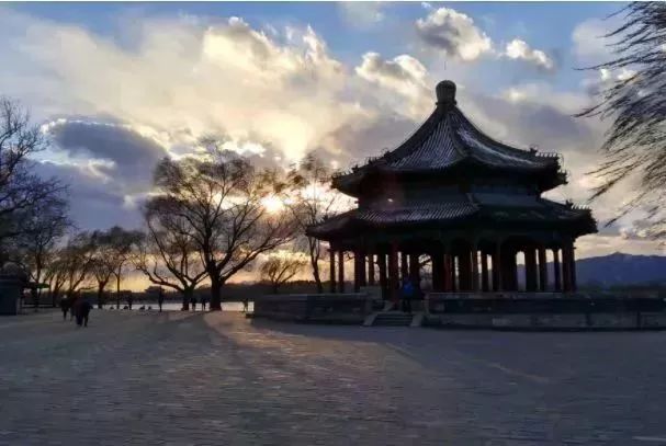 游客可自愿乘坐慈禧水道游船,费用自理240元/人(乘船游京城皇家水系