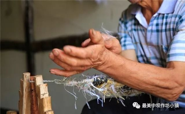 所以麻织草鞋具有凉爽感,选好材料后,刘师傅就开始准备搓链绳,它贯穿