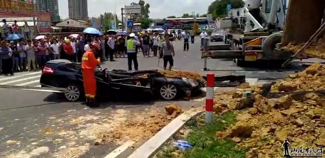 汕尾一泥土车侧翻压扁小车,监控拍下车祸瞬间._事故