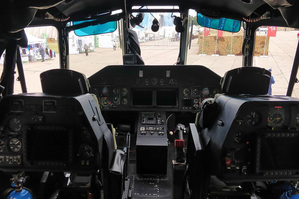 24.米-26直升机驾驶舱特写,可以看到座舱采用了部分"玻璃座舱"的设计.