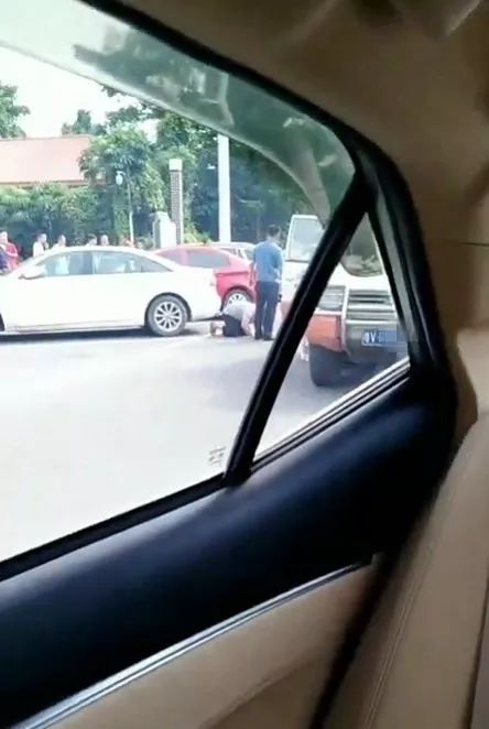 跪求揭阳某地一网约车司机跪地恳求究竟是怎么回事