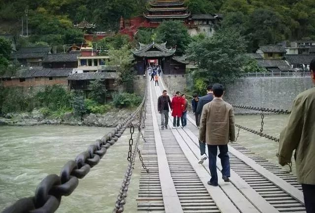 康熙皇帝還特地為它提名,並且立了石碑在橋邊上,瀘定橋位於四川省