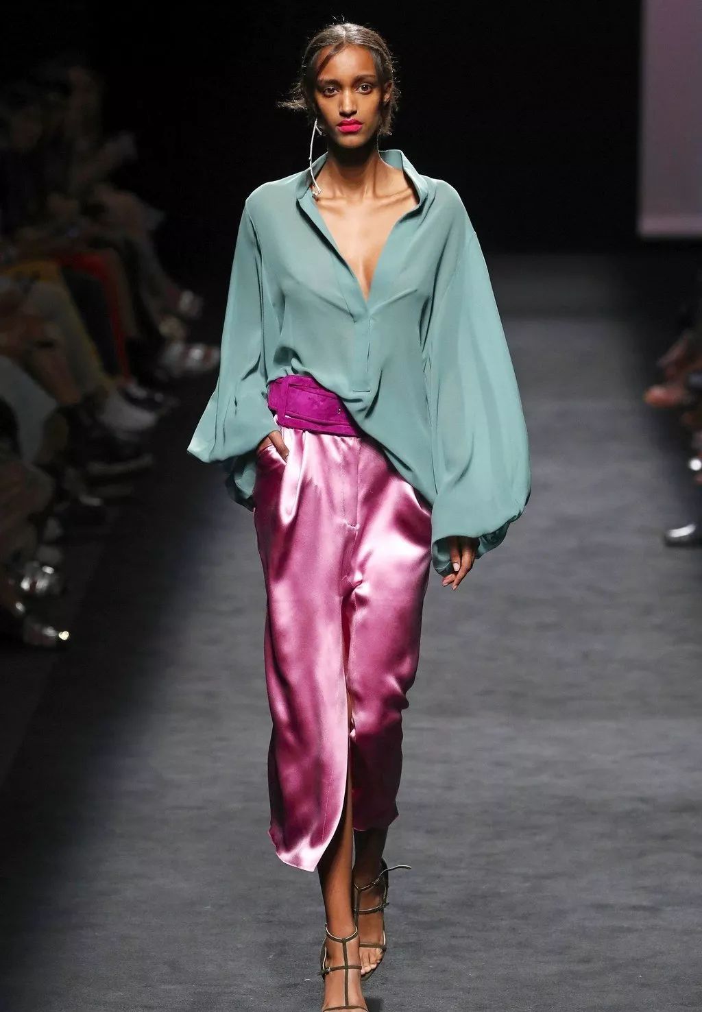 配色在服装搭配的重中之重,每一种色彩都有它的独特之处,表达出来的