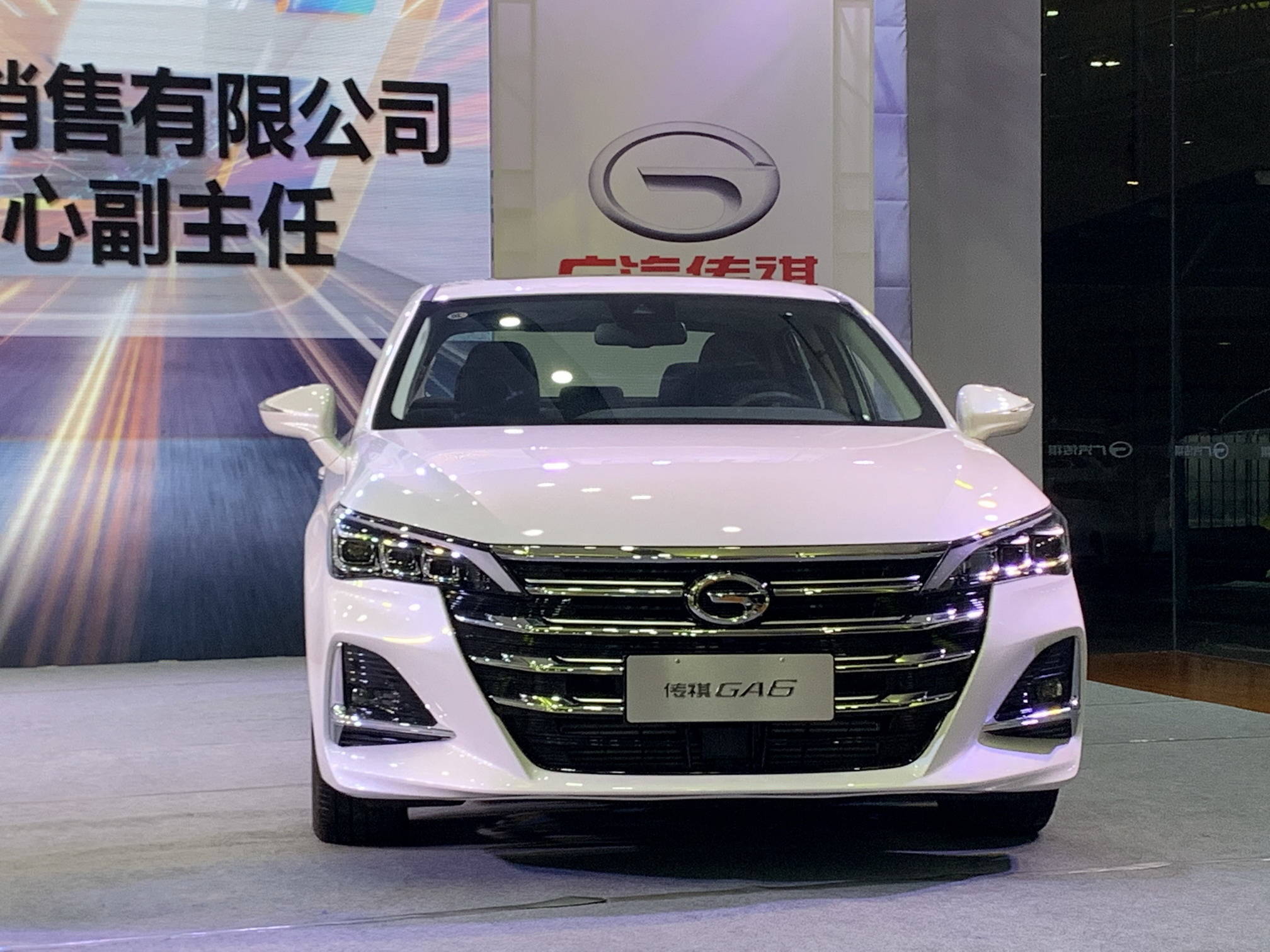 外观方面,全新一代广汽传祺ga6采用了"光影雕塑3.0"的家族式设计语言.