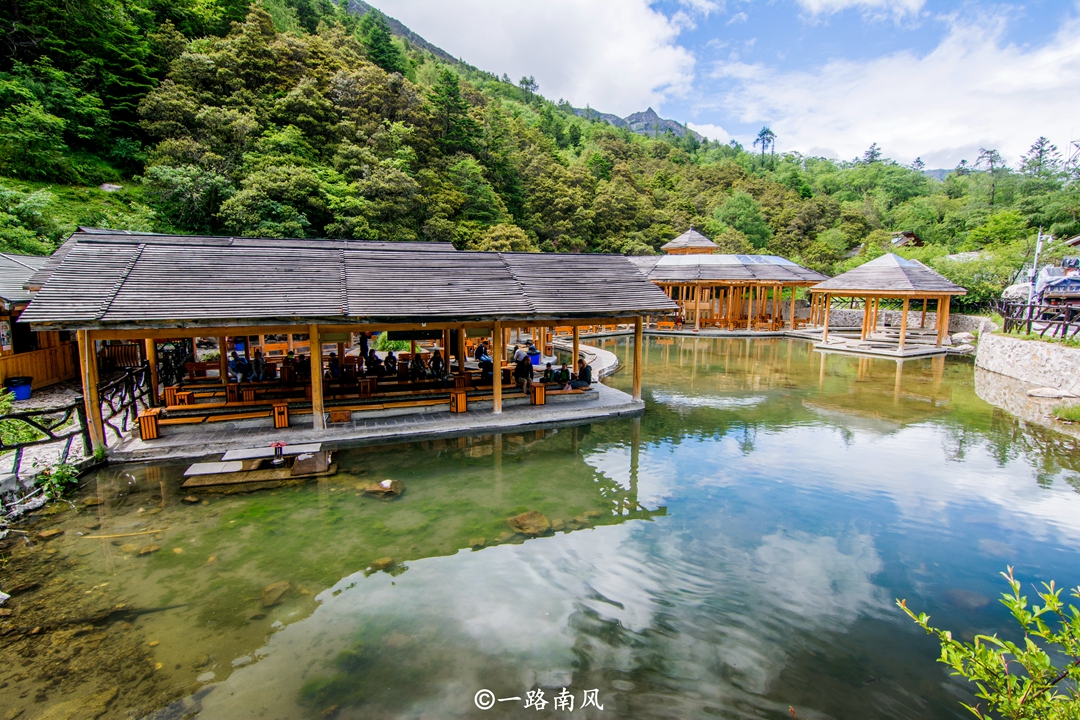 四川康定有处奇特景观,温泉水可以治病还能喝,游客专程来泡面!
