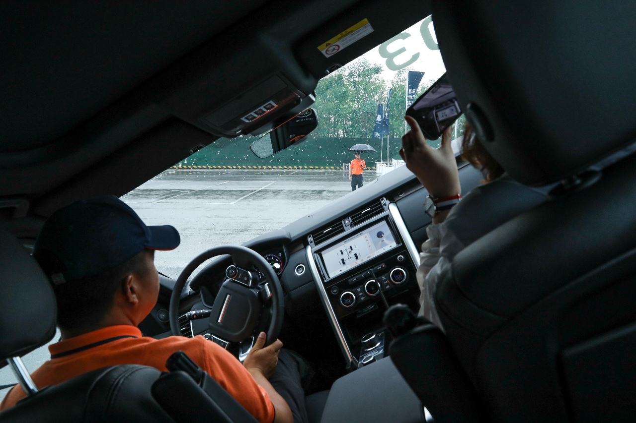离实现越野梦就差这套ATRS了！ 体验路虎全地形驾探营—北京