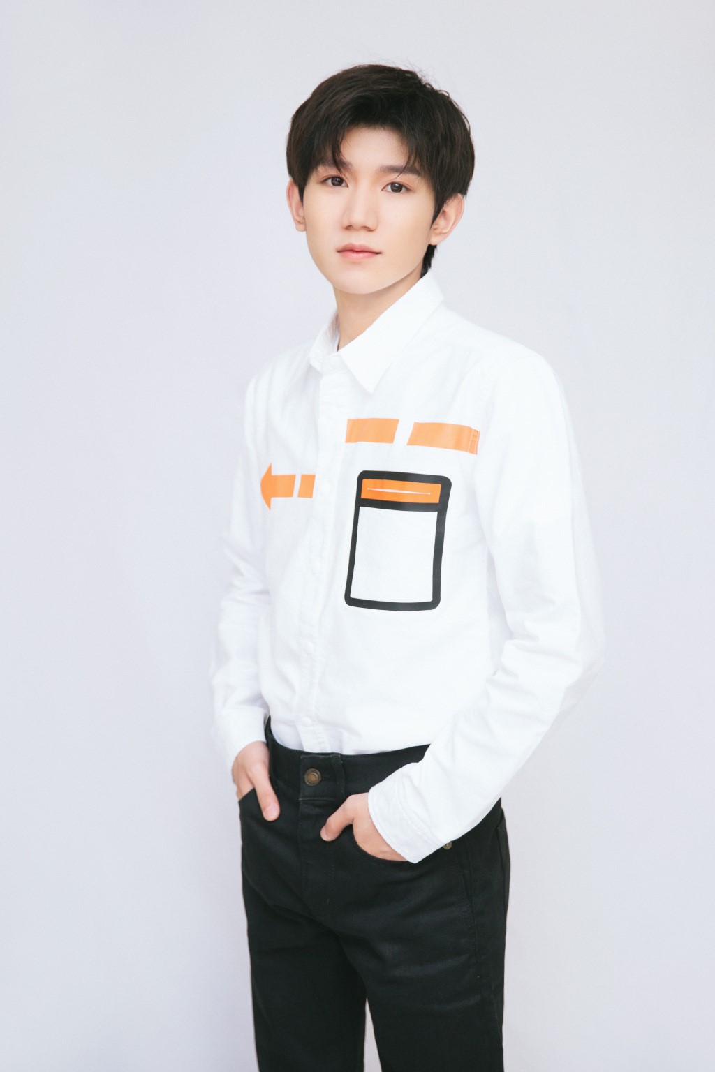 王源白衬衫现身某活动自曝新专辑筹备中