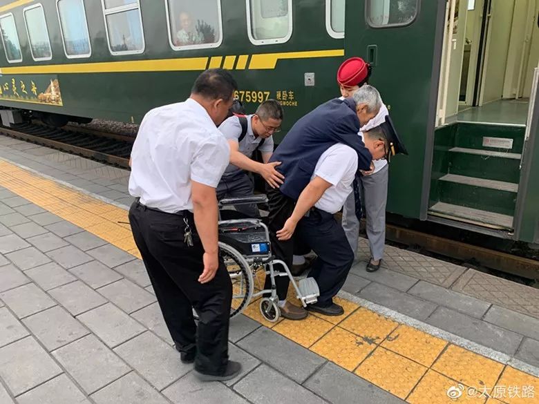 7月12日k601次北京站始发放行,列车长程伟看到一位坐着轮椅的年迈旅客