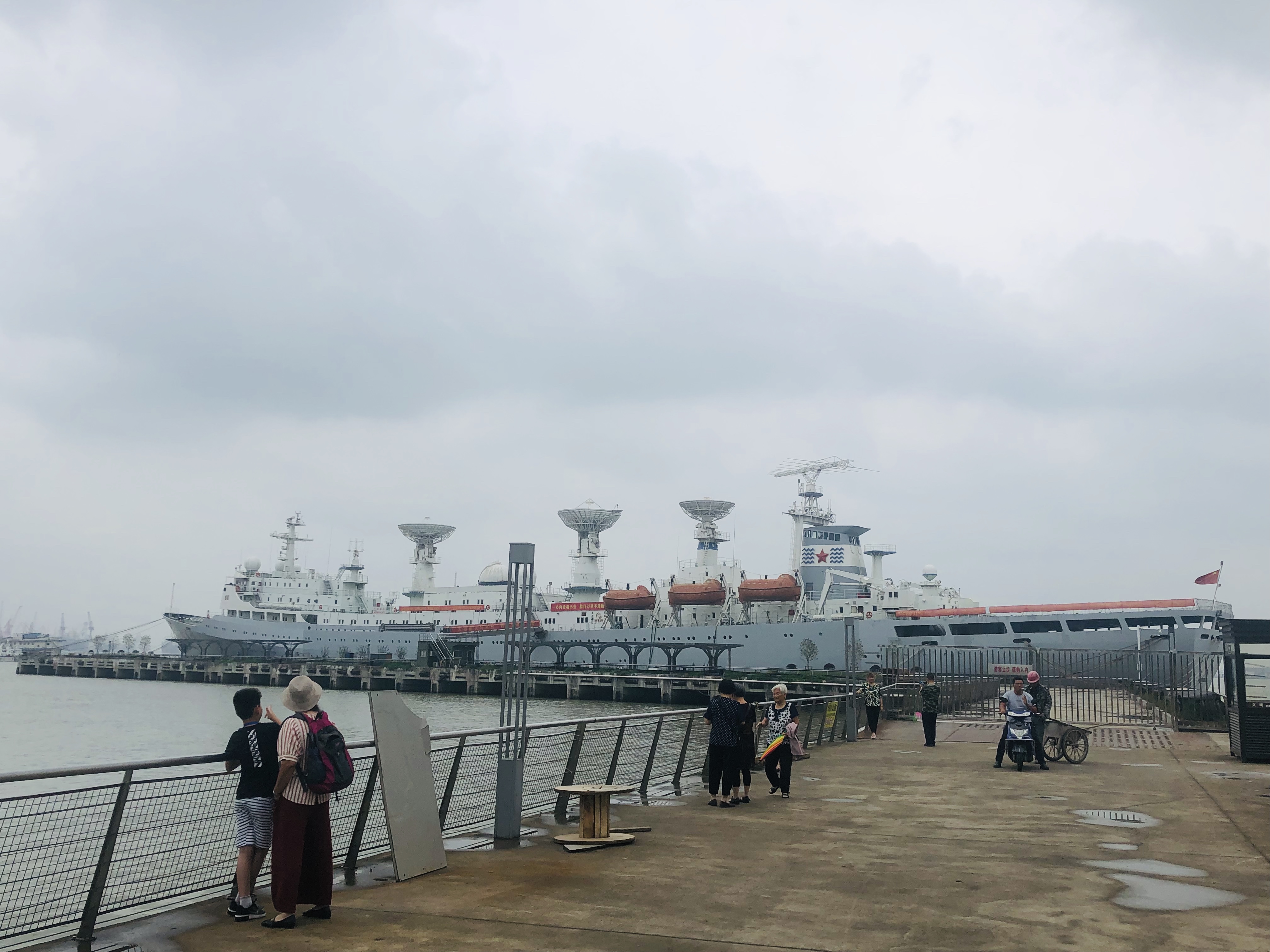 小队来到江阴码头参观以已退役的远望2号为中心的爱国主义教育基地