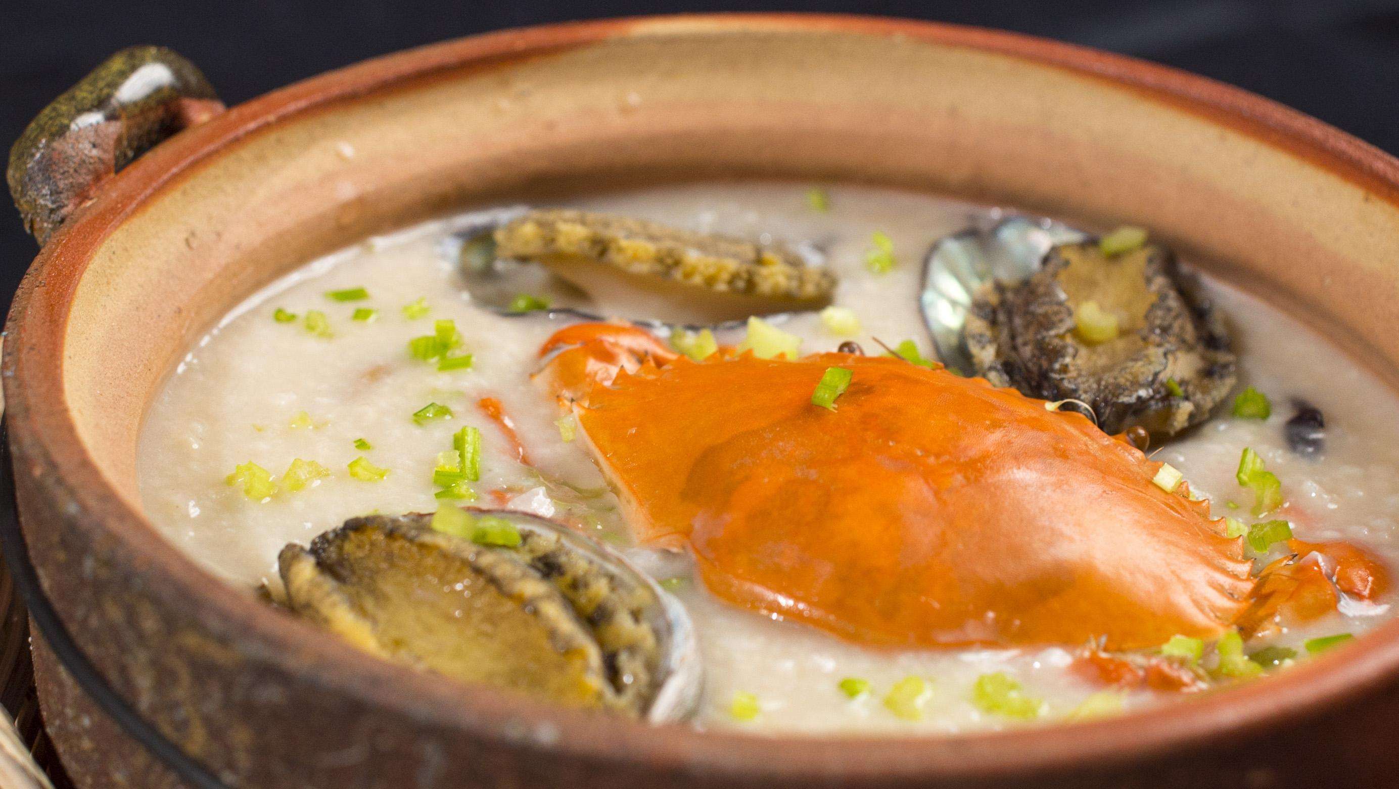 螃蟹别总是蒸来吃,教你这样煮海鲜粥,鲜美诱人,一碗根本不够