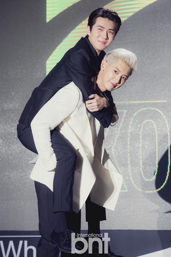 exo世勋灿烈举行出道showcase 带来热情洋溢的舞台