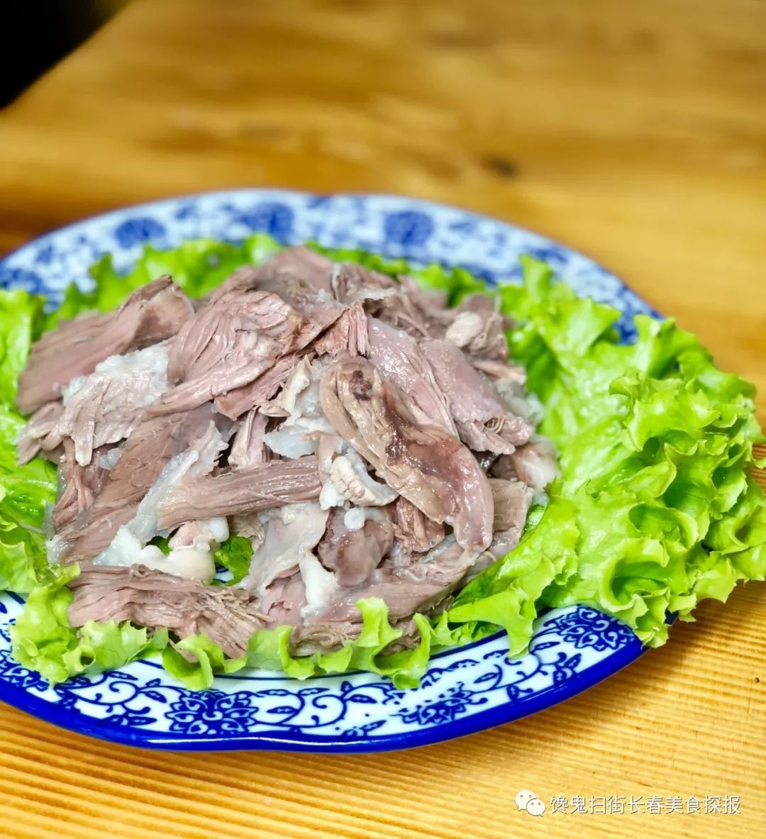 伏天喝羊汤好.山东人开羊汤馆,50斤骨头20斤肉熬一锅汤.