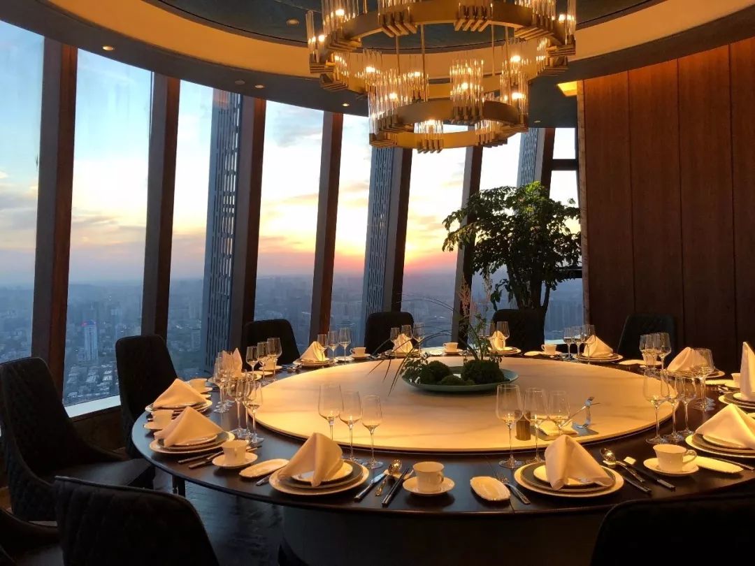 在济南第一高楼绿地普利中心56-60层建起济南空中会客厅,打造全新的