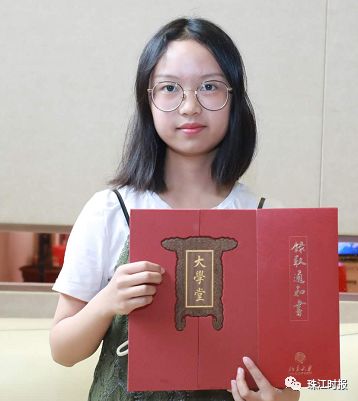 7月22日,南海区副区长冼富兰等登门家访9位今年考上清华,北大,香港