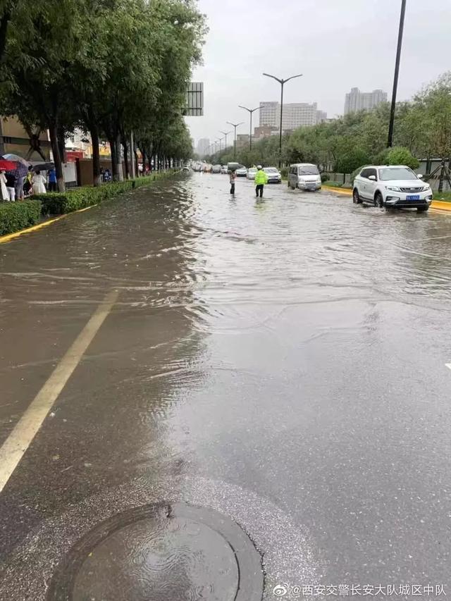 市区内多处道路积水在大雨中凌乱了让早起出门的西安人如约而至