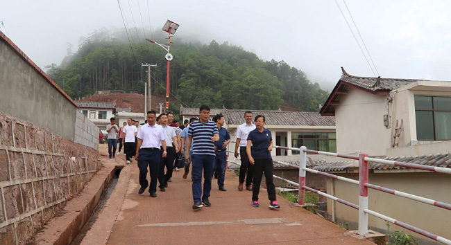 座谈会上,县政府办,县发改局,县扶贫办,县自然资源局,镇沅扶贫投资