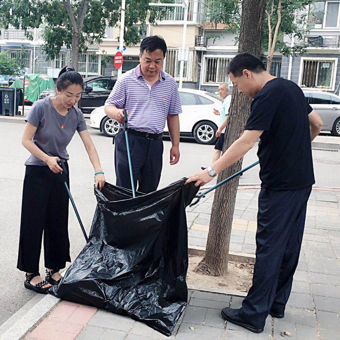 区领导李玉君与张家湾镇党员干部一同除杂草捡垃圾为基层环境建设做