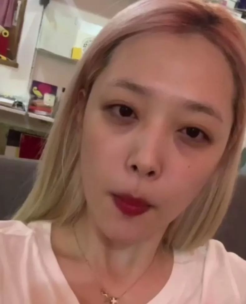 没一会便顺利地用舌头将樱桃梗打结,雪莉还骄傲的对着镜头展示了成果