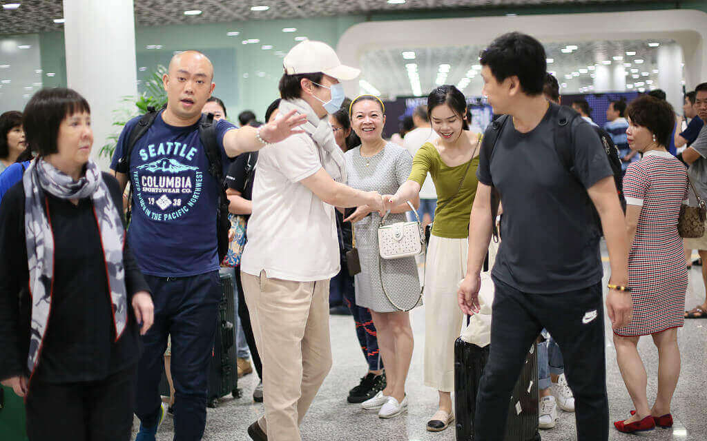 64岁费玉清一身素雅装扮低调现身戴围脖与粉丝握手显亲和