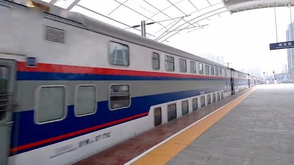 这样的双层火车越来越少见了宝鸡至天津t56次中途停靠保定站