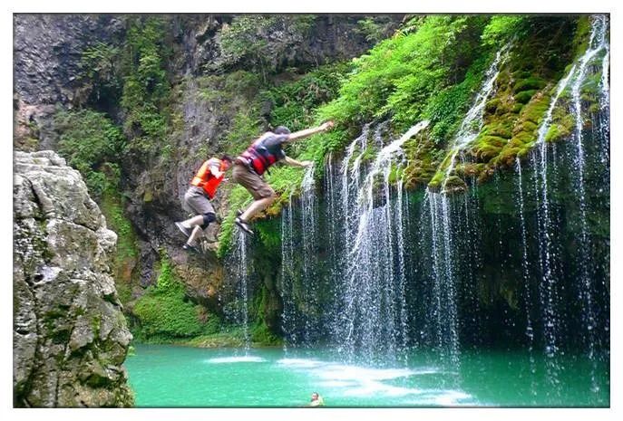 周末72728网红打卡芙蓉镇湘西坐龙峡马拉河人体漂流溯溪跳潭二日游