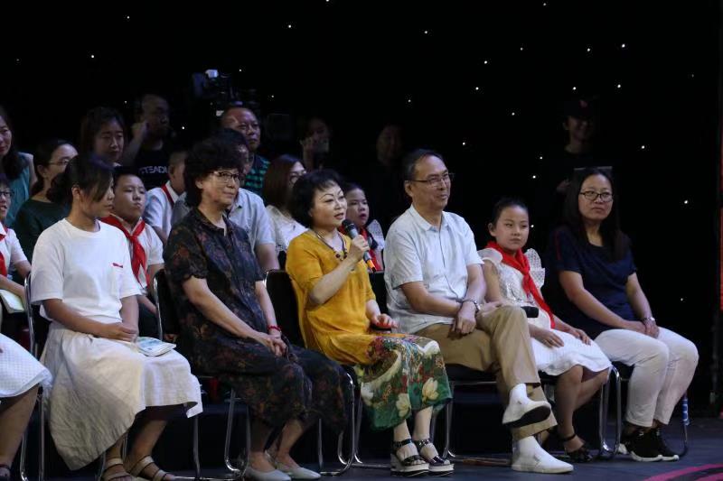 其中,最小的朗读者谢书涵刚刚4岁,她和妈妈自编,自演,自伴奏的儿童