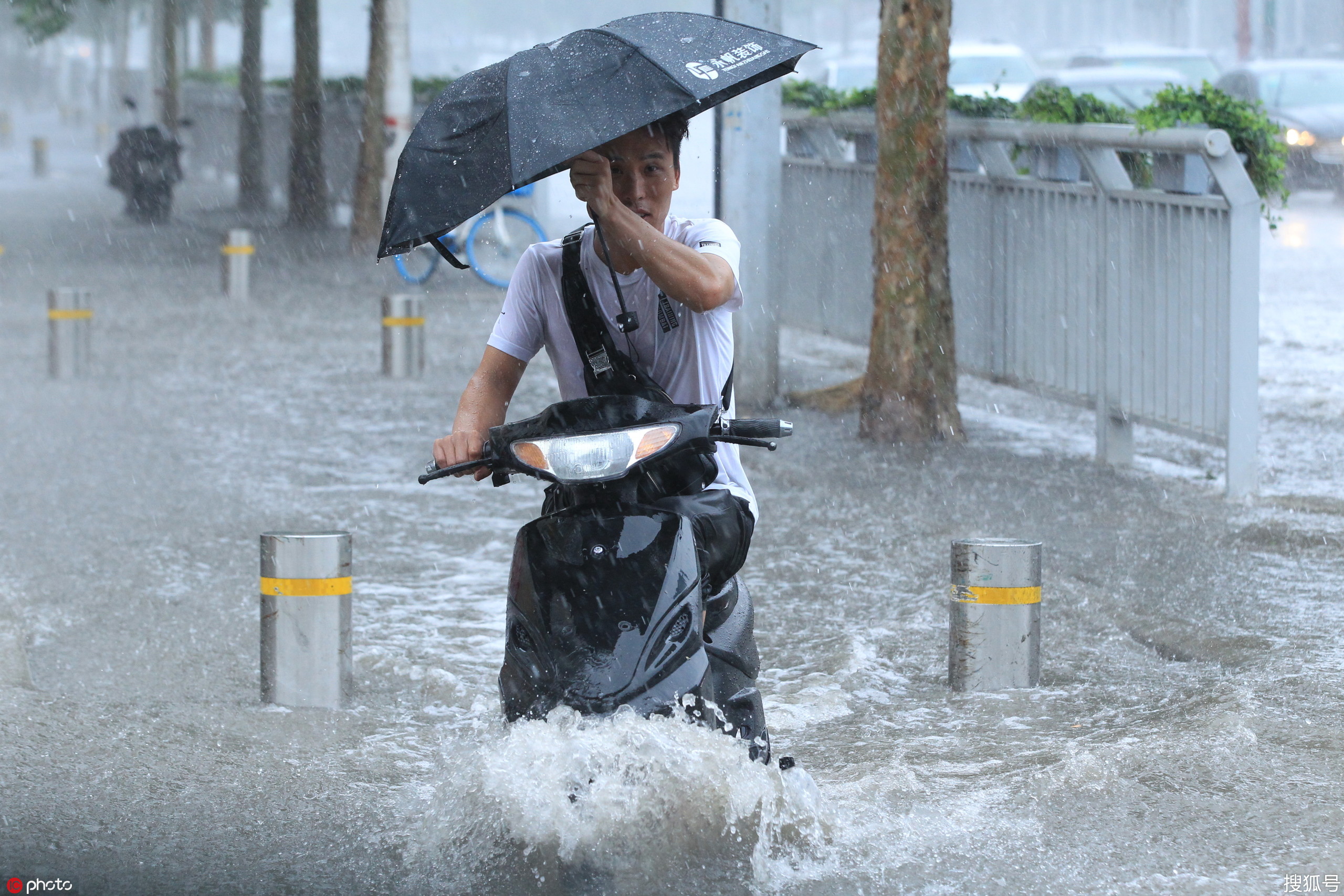 郑州暴雨感人图片图片