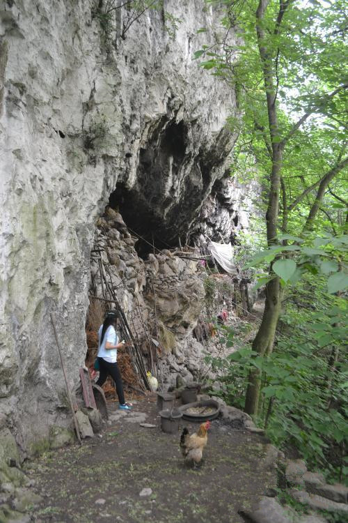 直击悬崖峭壁的山顶洞人住在洞里五十多年