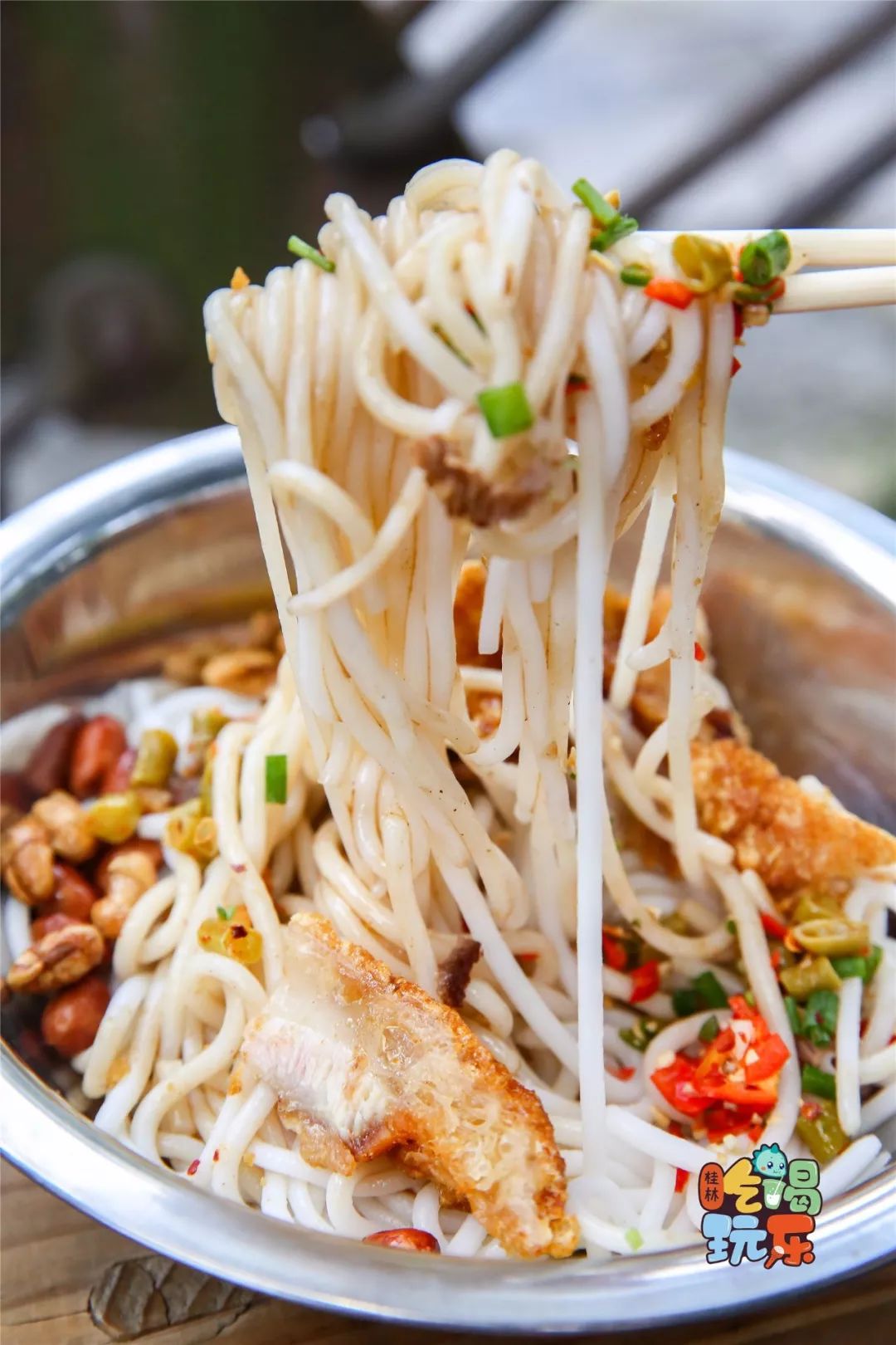 桂林绿树成荫的马路边,一碗凉拌粉,清凉一个夏天