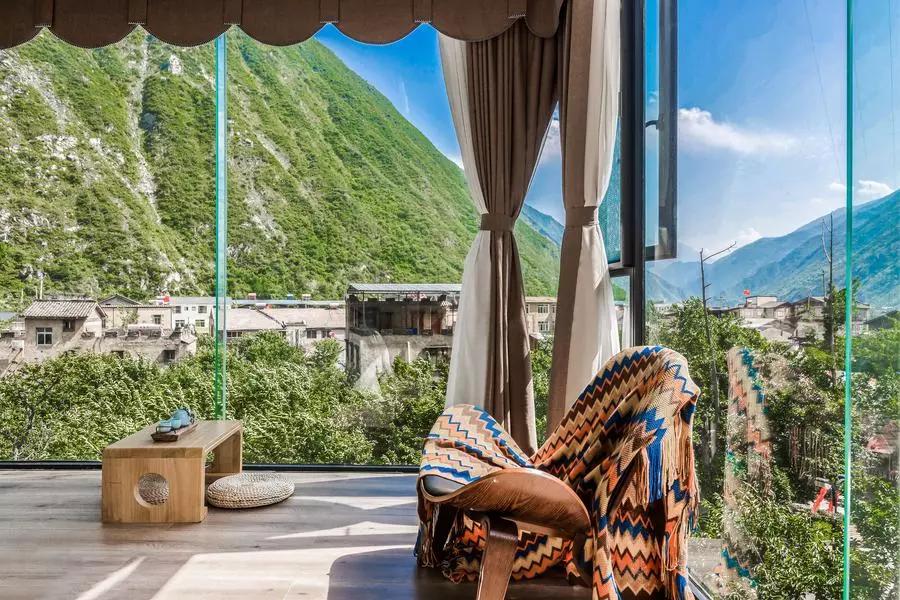 送1间免费试睡丨探秘巨资打西羌第一村旁的山景民宿在全景玻璃房里