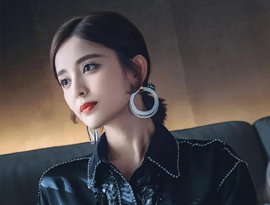 女明星越来越爱衣品不够耳环来凑