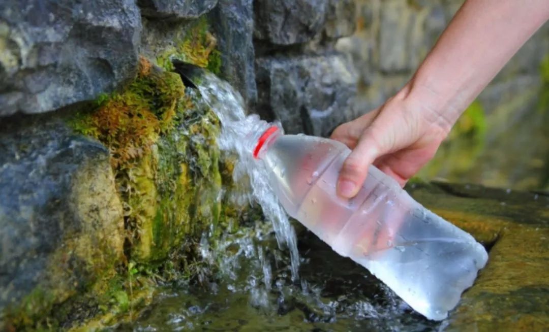 险象横生!许多罗定人将车停在省道上,只为了接一桶水
