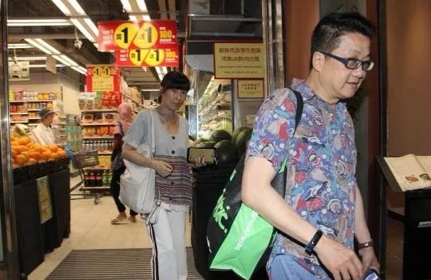 当红时嫁作人妇,今56岁气质好_黄造时